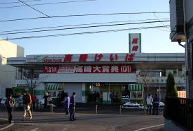 正門前