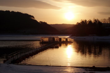 朝の岩洞湖