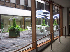 パティオのあるモダンな建物。しかもバリアフリー